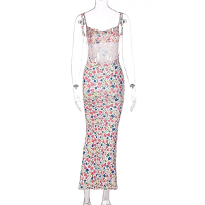 Vue détaillée du motif floral et des coutures d'une robe d'été à dos nu sexy et chic