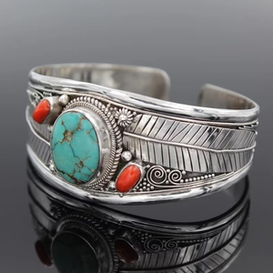 Bracciale rigido boho con pietra turchese e piume incise in stile vintage
