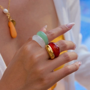 Set vintage di anelli e collana in pietra naturale avventurina verde su modella