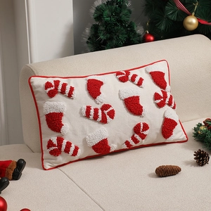 Weihnachts-Lendenkissenbezug mit getufteter Zuckerstange und roter Paspel auf Sofa