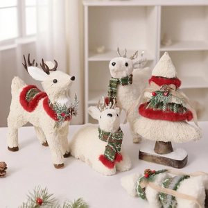 Dettaglio di renne di peluche e alberi di Natale con trame nordiche bianco caldo