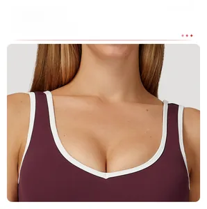 Détail du col en V sur brassière de sport bordeaux avec liseré blanc contrastant élégant