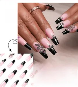 Détail de faux ongles longs avec pointes françaises noires, serpents et croix gothiques