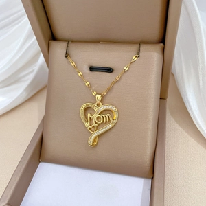 Collier pendentif cœur doré avec strass et gravure I love you Mom dans un écrin bijou