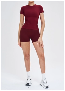Détail de l'ensemble de yoga sans couture bordeaux avec tissu côtelé extensible et coupe ajustée