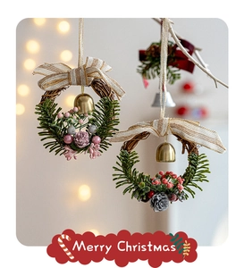 Detail von Weihnachtskränzen mit goldenen Glocken und festlichen Schleifenbändern