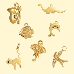 Détail de sept breloques dorées en acier inoxydable en forme d'animaux pour bijoux