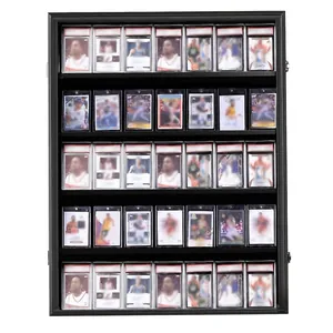Detail van de zwarte wanddisplay met 5 niveaus voor gegradeerde sportkaarten