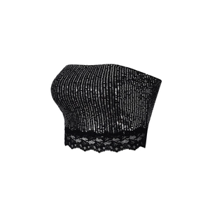 Détail du haut court à paillettes noires avec bordure en dentelle et textures brillantes