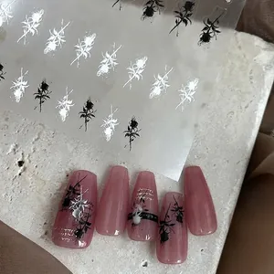 Adesivi per unghie a rilievo con motivi di rose bianche e nere e dettagli dorati