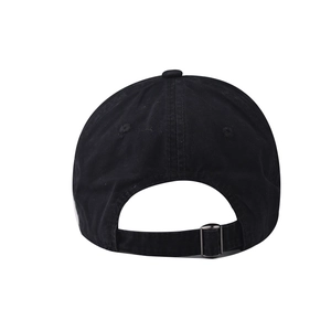 Détail de casquette en coton noir délavé avec boucle de réglage en métal à l'arrière