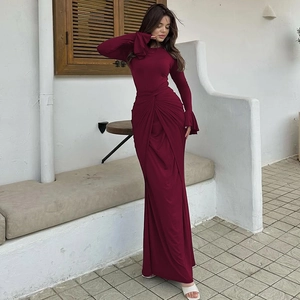 Détail de la robe longue bordeaux avec plis à la taille et tissu au drapé élégant et doux