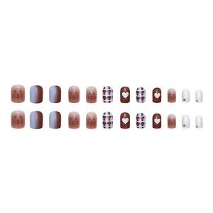Faux ongles dégradés chocolat et bleu avec motifs d'ours mignons et de carreaux