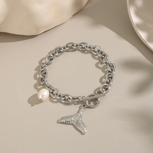 Détail du bracelet queue de poisson avec perle d'eau douce blanche et chaîne texturée