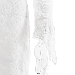 Gros plan sur la texture en dentelle florale blanche et le détail de manche évasée