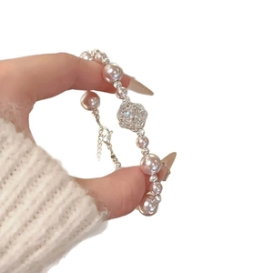 Bracelet de perles élégant avec breloque fleur en zircon et fermoir réglable argenté