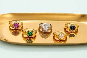 Colorful heart signet rings with micro zircon in gold and silver plating on a tray