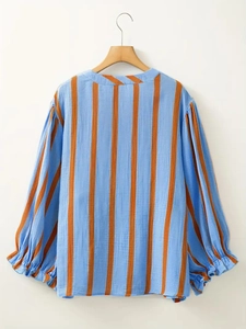 Detail der blau-orange gestreiften Bluse mit V-Ausschnitt hinten und Rüschenärmeln