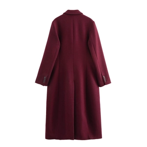 Vista posteriore dettagliata di un cappotto lungo bordeaux in lana con trama di qualità
