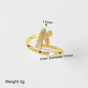 Detailweergave gouden ring met zirkoon letter K en verstelbare bandafmetingen