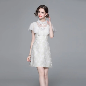 Robe courte blanche en jacquard de style français avec dentelle et taille ajustée