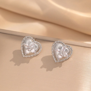 Orecchini a cuore in argento con fiore di zircone su metallo dorato e seta chic