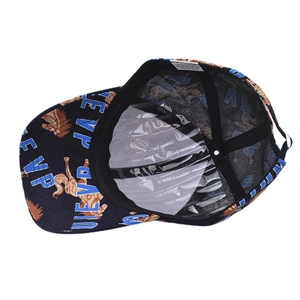 Détails de l'intérieur de la casquette de baseball avec bande de confort et étiquette de lavage