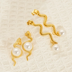 Boucles d'oreilles serpent dorées avec perles blanches, ensemble de puces et pendants