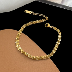 Collier élégant en acier titane plaqué or 18 carats avec fermoir mousqueton sécurisé
