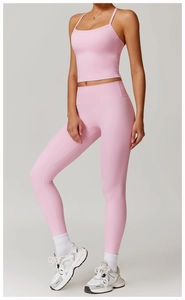 Ensemble de yoga rose avec caraco court et legging de sport ajusté à taille haute