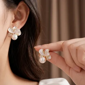 Boucles d'oreilles fleurs et perles vintage avec placage d'or sur fond de tissu brun