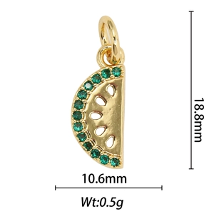 Detalle macro del colgante de sandía bañado en oro de 18k con gemas verdes finas