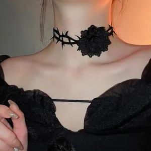 Gothic Choker mit schwarzer Rose und Dornen-Riemen an einem Model getragen