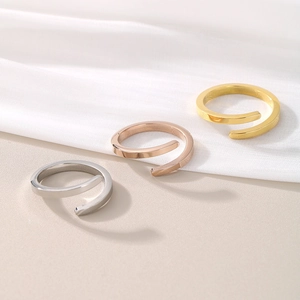 Set di tre anelli a spirale minimalisti nelle finiture oro, argento e oro rosa