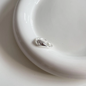 Close-up of S925 sterling silver adjustable ring featuring a heart-shaped zircon stone