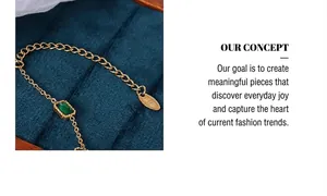 Détail d'une chaîne en or 18K avec poinçon K18 et pendentif zircon vert coupe carrée