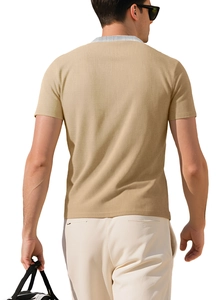 Gros plan du haut beige en maille gaufrée pour homme montrant la texture et les manches