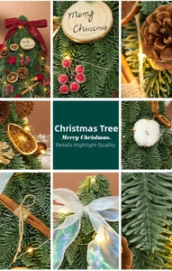 Dettagli macro dell'albero di Natale in feltro con fiocco rosso, pigne e luci LED