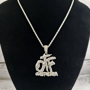 Collier hip hop argenté avec casque glacé et pendentif OTF sur buste en velours noir