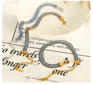 Détail d'un bracelet à trois rangées de strass plaqué or K18 avec cristaux bleu clair