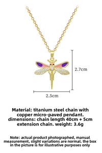 Détail du pendentif libellé en émail rose et cristaux sur une chaîne en acier titane