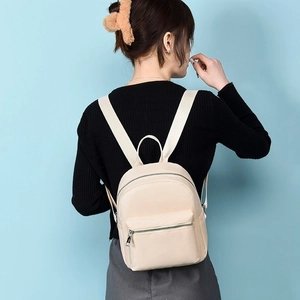Modischer cremefarbener PU-Leder Rucksack für Damen mit breiten Trägern Rückenansicht