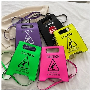 Détail de cinq sacs bandoulière colorés en cuir PU en forme de panneaux d'alerte