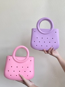 Vue détaillée des sacs de plage EVA rose et violet avec poignées et design perforé
