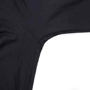 Gros plan sur les coutures professionnelles et la texture en maille douce de l'ensemble noir
