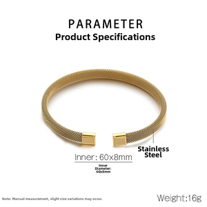 Dettaglio del bracciale a maglia intrecciata placcato oro 18K con terminali quadrati lucidi