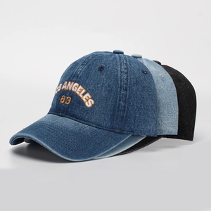 Detailansicht der LOS ANGELES 83 Stickerei auf Denim-Baseballkappen in drei Farben