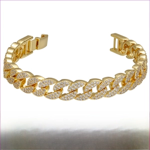 Dettaglio del bracciale a catena cubana in ottone dorato da 10mm con zirconi incastonati