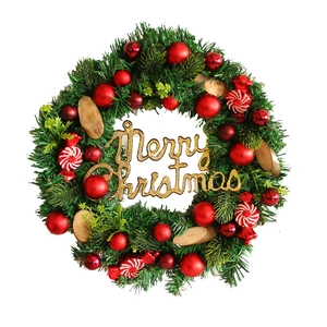 Weihnachtskranz mit roten grünen Kugeln, Zuckerstangen und Merry Christmas Schild