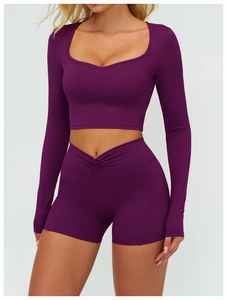 Détail d'un ensemble yoga prune avec short taille haute croisé en V et haut à manches longues